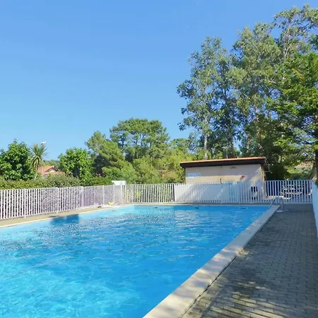 Villa Patio Proche Avec Piscine Collective, Cour Aménagée Et Parking Privé - Fr-1-413-139 *